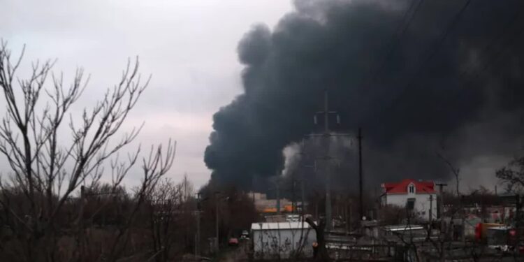 Ukraina uderza na terytorium wroga. Pożar w magazynie ropy i wstrzymany ruch lotniczy w Rosji