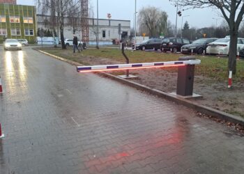 Kolejki przy kasie i problemy z parkowaniem przy szpitalu w Gorzowie