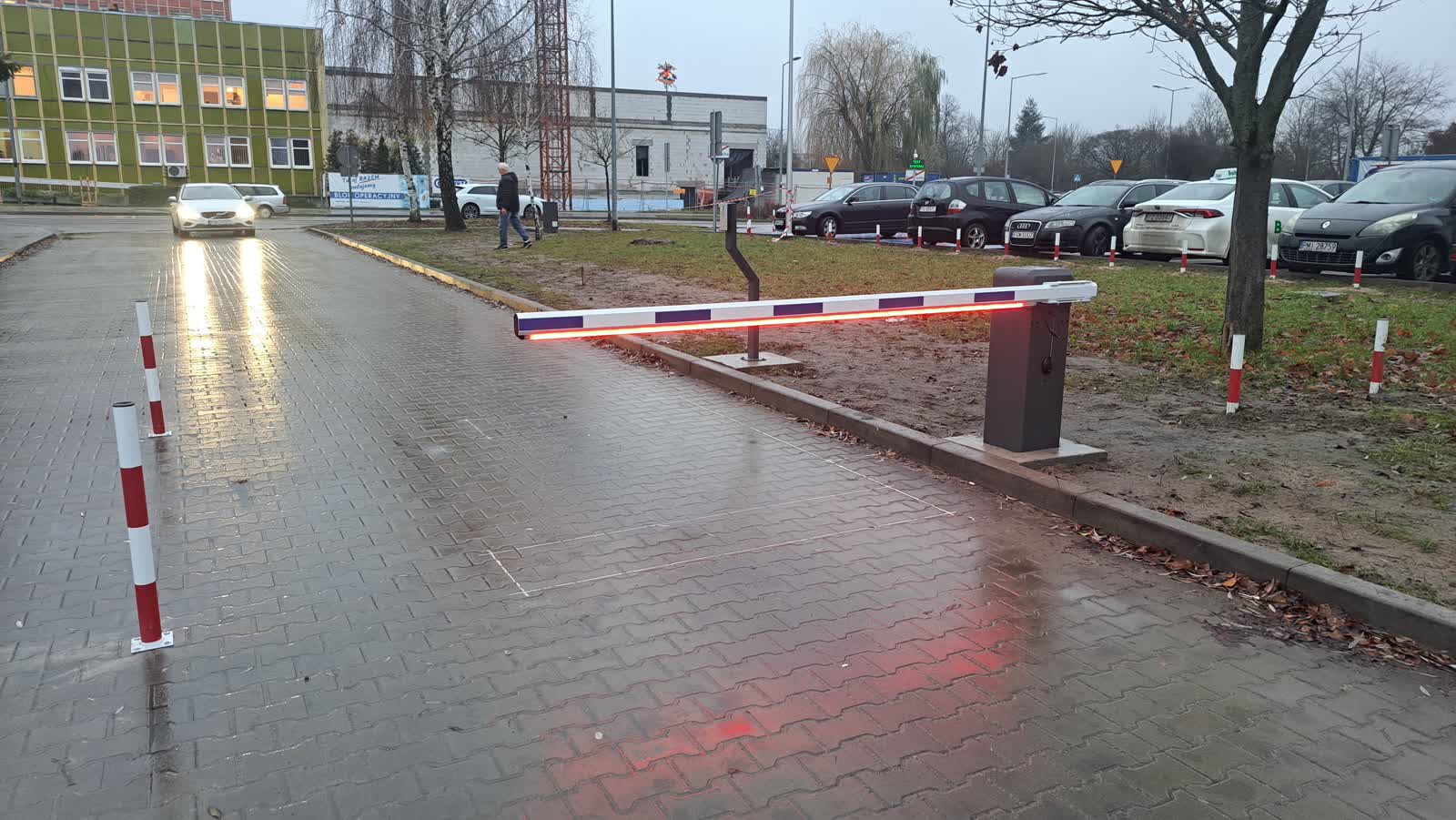 Kolejki przy kasie i problemy z parkowaniem przy szpitalu w Gorzowie