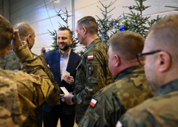 Szef MON spotkał się z żołnierzami