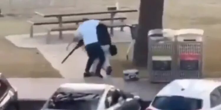 Bohater z plaży w Sydney nagrodzony. Wyrwał broń z rąk jednemu z zamachowców