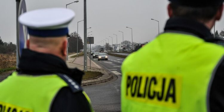 Policja ostrzega przed publikowaniem zdjęć ze świątecznego wyjazdu
