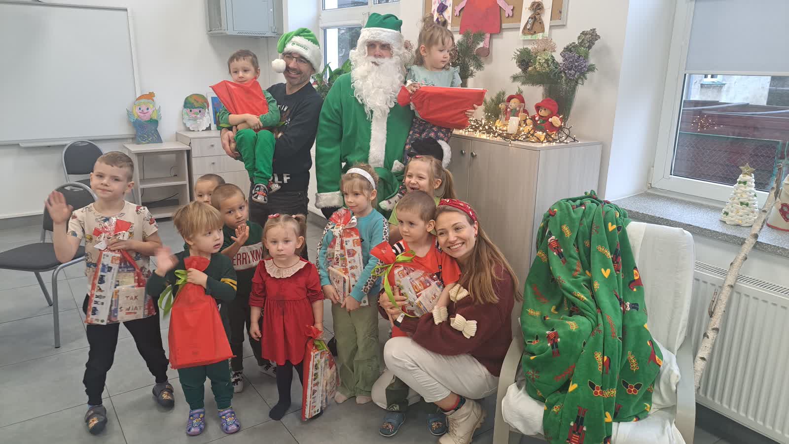 Pierwsze prezenty trafiły do dzieci. Zielony Mikołaj ruszył w miasto