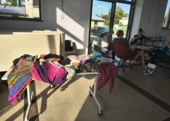 Wydziergały czapki dla potrzebujących