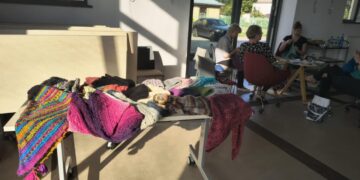 Wydziergały czapki dla potrzebujących