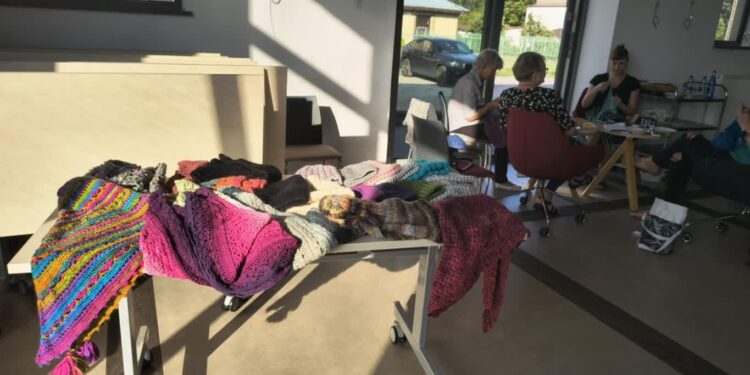 Wydziergały czapki dla potrzebujących