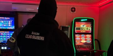 Game over. KAS rozbiła gang zajmujący się nielegalnym hazardem, 26 osób zatrzymanych