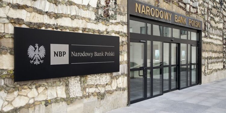 NBP: czterech członków zarządu bez nadzoru nad departamentami banku centralnego