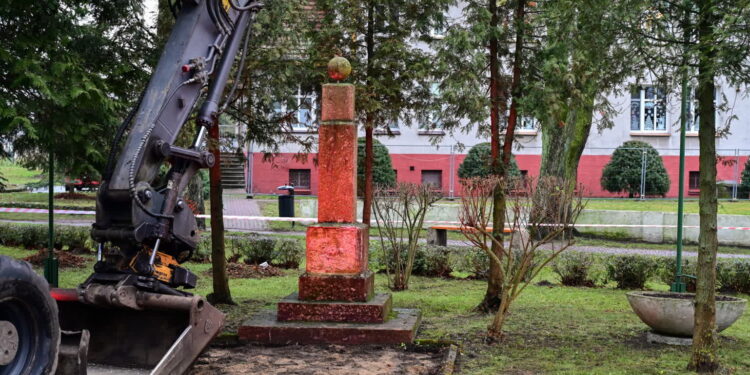 Runął pomnik upamiętniający Armię Czerwoną