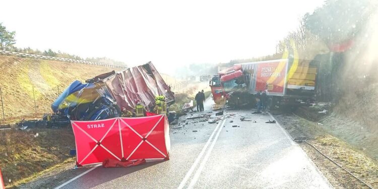 Zderzenie dwóch ciężarówek na tzw. starej trójce. Jeden z kierowców nie żyje