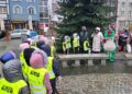 Gorzowskie przedszkolaki ozdobiły miejską choinkę. Pogoda im nie straszna