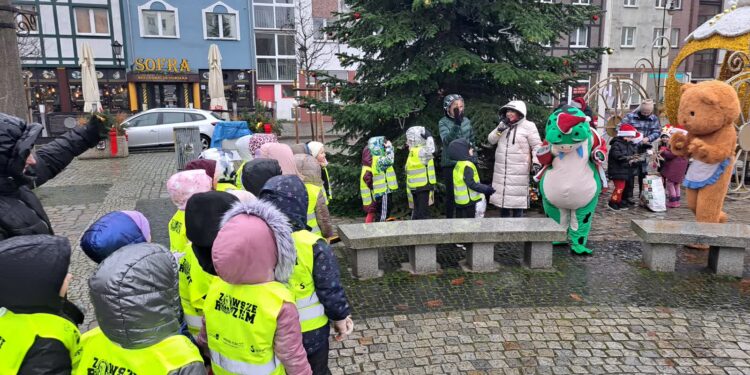 Gorzowskie przedszkolaki ozdobiły miejską choinkę. Pogoda im nie straszna
