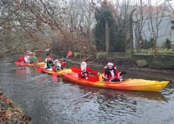 Mikołaje popłynęły Kłodawką. Towarzyszył im kolorowy orszak