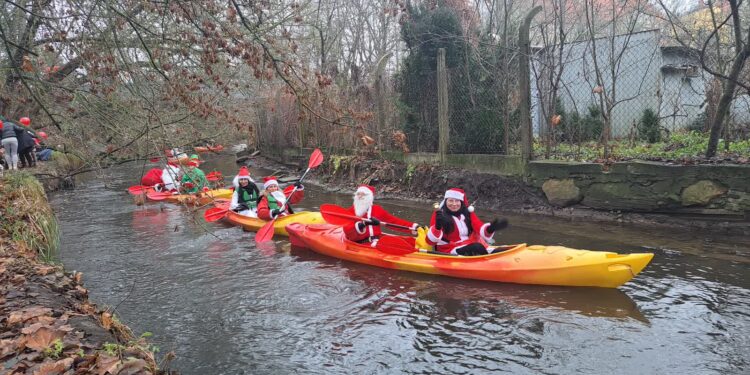 Mikołaje popłynęły Kłodawką. Towarzyszył im kolorowy orszak