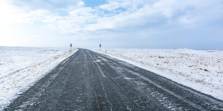 IMGW ostrzega przed gołoledzią. Alert dla kilku województw