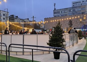 Lodowisko w centrum Gorzowa już działa. Kolejka chętnych