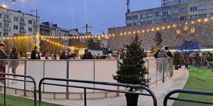 Lodowisko w centrum Gorzowa już działa. Kolejka chętnych