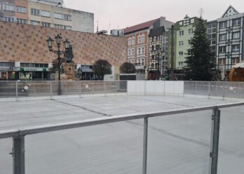 Koniec lodowiska na Starym Rynku. Rozpoczął się demontaż