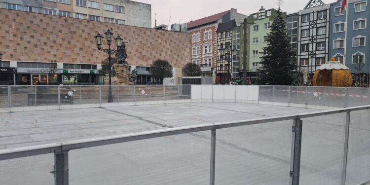 Koniec lodowiska na Starym Rynku. Rozpoczął się demontaż