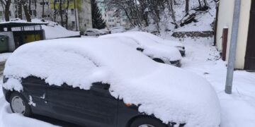 Odśnież auto, by nie płacić mandatu. Odśnieżanie samochodu to obowiązek