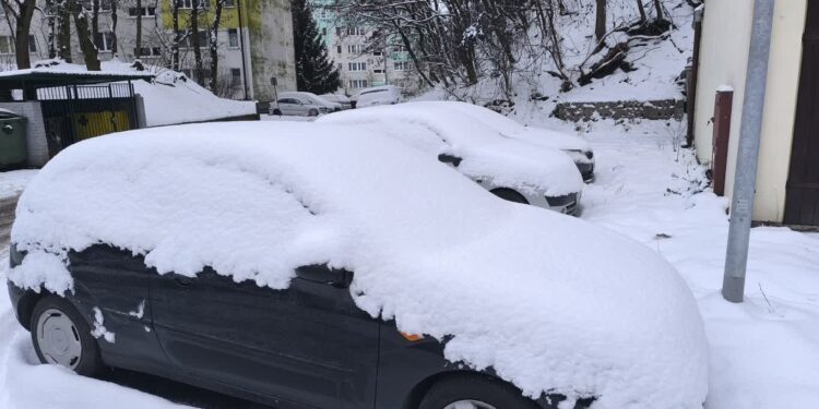 Odśnież auto, by nie płacić mandatu. Odśnieżanie samochodu to obowiązek