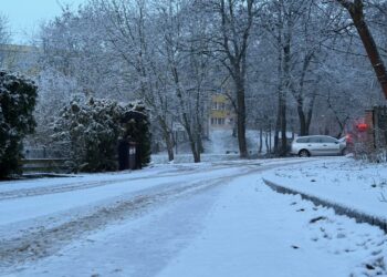Kolejny dzień z trudnymi warunkami na drogach i chodnikach