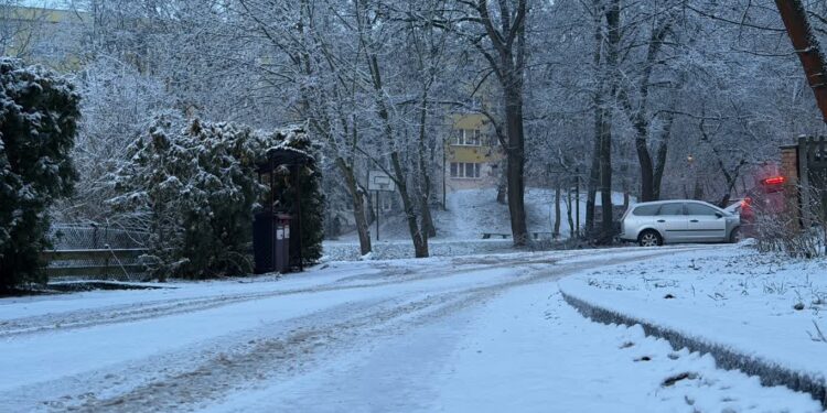 Kolejny dzień z trudnymi warunkami na drogach i chodnikach