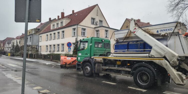 IMGW ostrzega przed oblodzeniami. Sprzęt Inneko RCS posypuje ulice