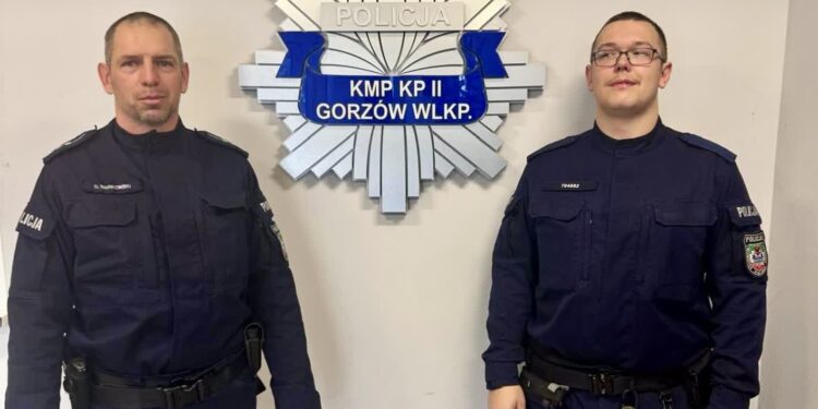 Pożar samochodu w Gralewie. Policjanci w porę udzielili pomocy