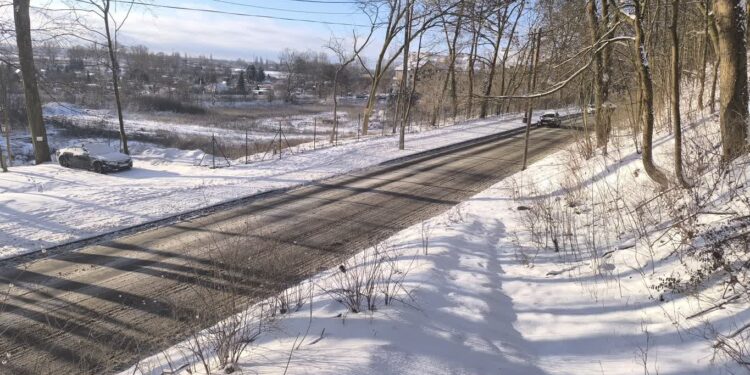 Obfite opady śniegu w Gorzowie – trudne warunki na drogach