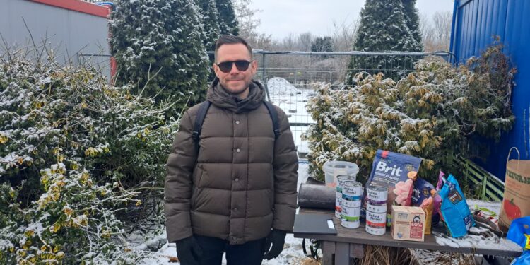 Książka za karmę dla zwierząt. Marcel Moss w gorzowskim schronisku