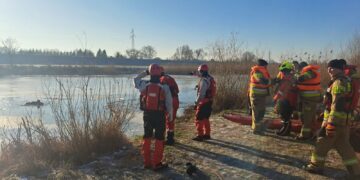 Co zrobić, gdy pęknie lód? Gorzowscy strażacy ćwiczyli akcje ratunkowe