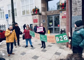 Ponad 100 pracowników oświaty protestowało pod Urzędem