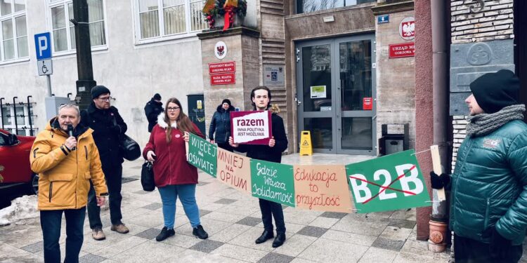 Ponad 100 pracowników oświaty protestowało pod Urzędem