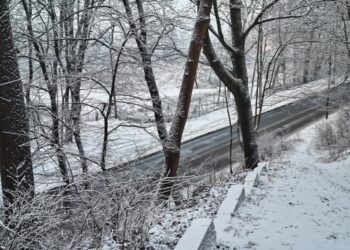 Główne drogi już czarne i mokre
