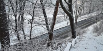 Główne drogi już czarne i mokre