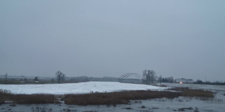 Lód na Warcie. Służby uspokajają