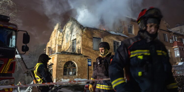 Rosjanie wysłali na Ukrainę około 250 dronów i rakiety, w tym Oresznika