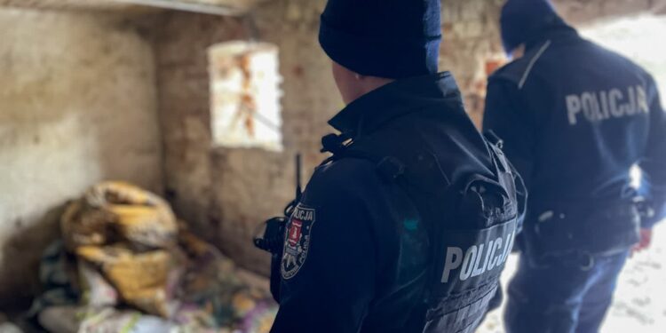 Policjanci szukają bezdomnych. Mróz to często wyrok