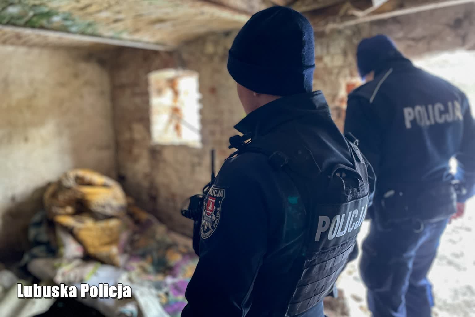 Policjanci szukają bezdomnych. Mróz to często wyrok