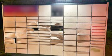 Włamali się do paczkomatu, zniszczyli 30 pustych skrytek. Trzy osoby z zarzutami