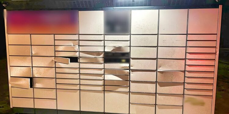 Włamali się do paczkomatu, zniszczyli 30 pustych skrytek. Trzy osoby z zarzutami