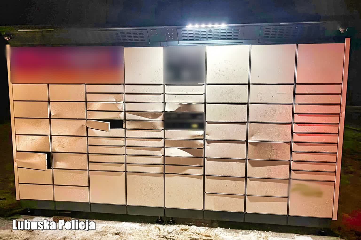Włamali się do paczkomatu, zniszczyli 30 pustych skrytek. Trzy osoby z zarzutami