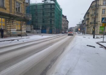 Poranna sytuacja w Gorzowie. Śliskie ulice. Co ze szkołami?