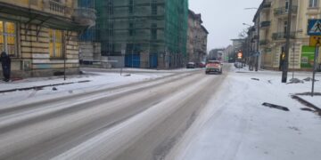 Poranna sytuacja w Gorzowie. Śliskie ulice. Co ze szkołami?
