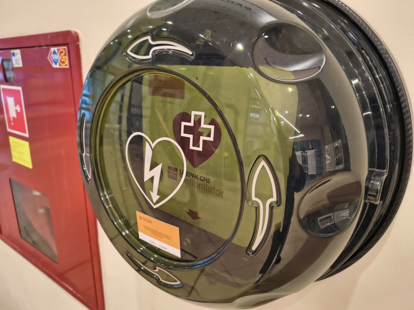 Urządzenie AED w bibliotece przy Sikorskiego