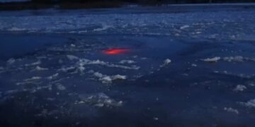 Pod quadem załamał się lód. Policja i straż w akcji