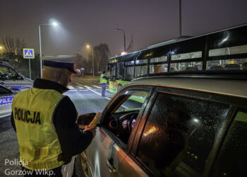 Pijani kierowcy zatrzymani przez policję. Jeden utknął na torowisku