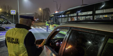 Pijani kierowcy zatrzymani przez policję. Jeden utknął na torowisku
