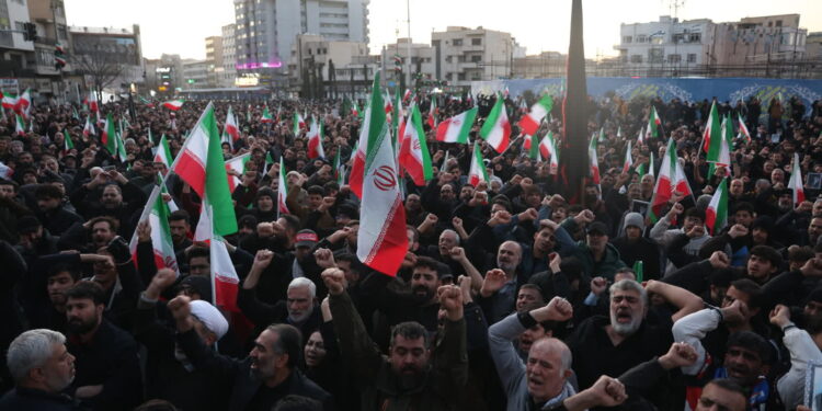 Iran atakuje bazy USA, Trump ostrzega